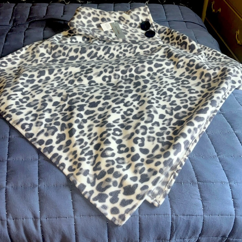 NWT Le Moda Grey/White Fleece Snow Leopard Wrap Poncho - One Size